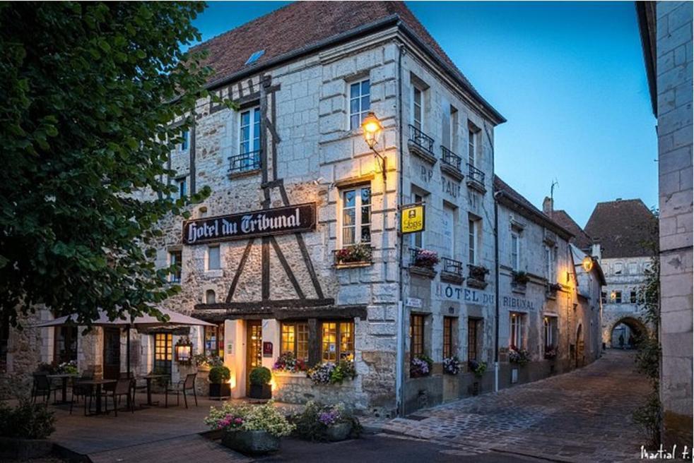 Logis - Hotel & Restaurant Du Tribunal Mortagne-au-Perche Dış mekan fotoğraf