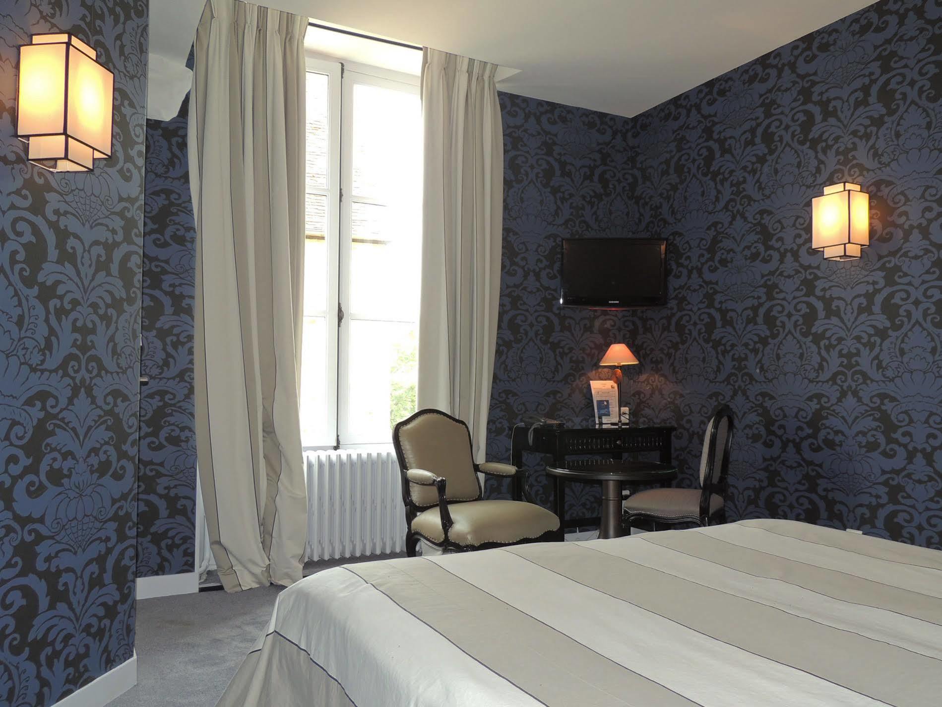 Logis - Hotel & Restaurant Du Tribunal Mortagne-au-Perche Dış mekan fotoğraf